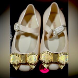 Elegant Cream Kids Shoes with Gold Bow